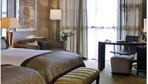 订做酒店家具占据适当的尺寸位置，为整个酒店量身定制